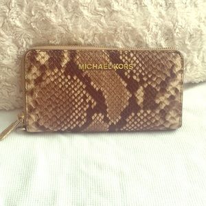 Michael Kors wallet! 🐍🐍